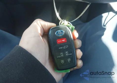 2021 Toyota Sienna Xle z USA, uszkodzony, nr VIN 5TDJSKFC5MS009341